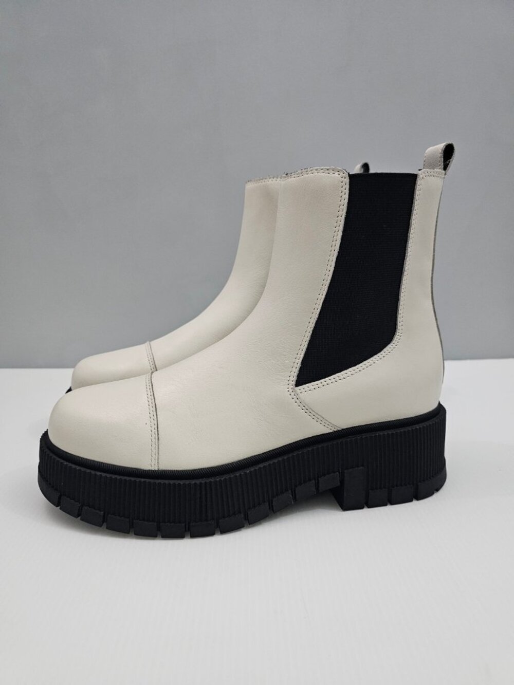 Marc Fisher LTD Bermida Chelsea Boots Womens 9 Ivory Leather Platform Lug Sole